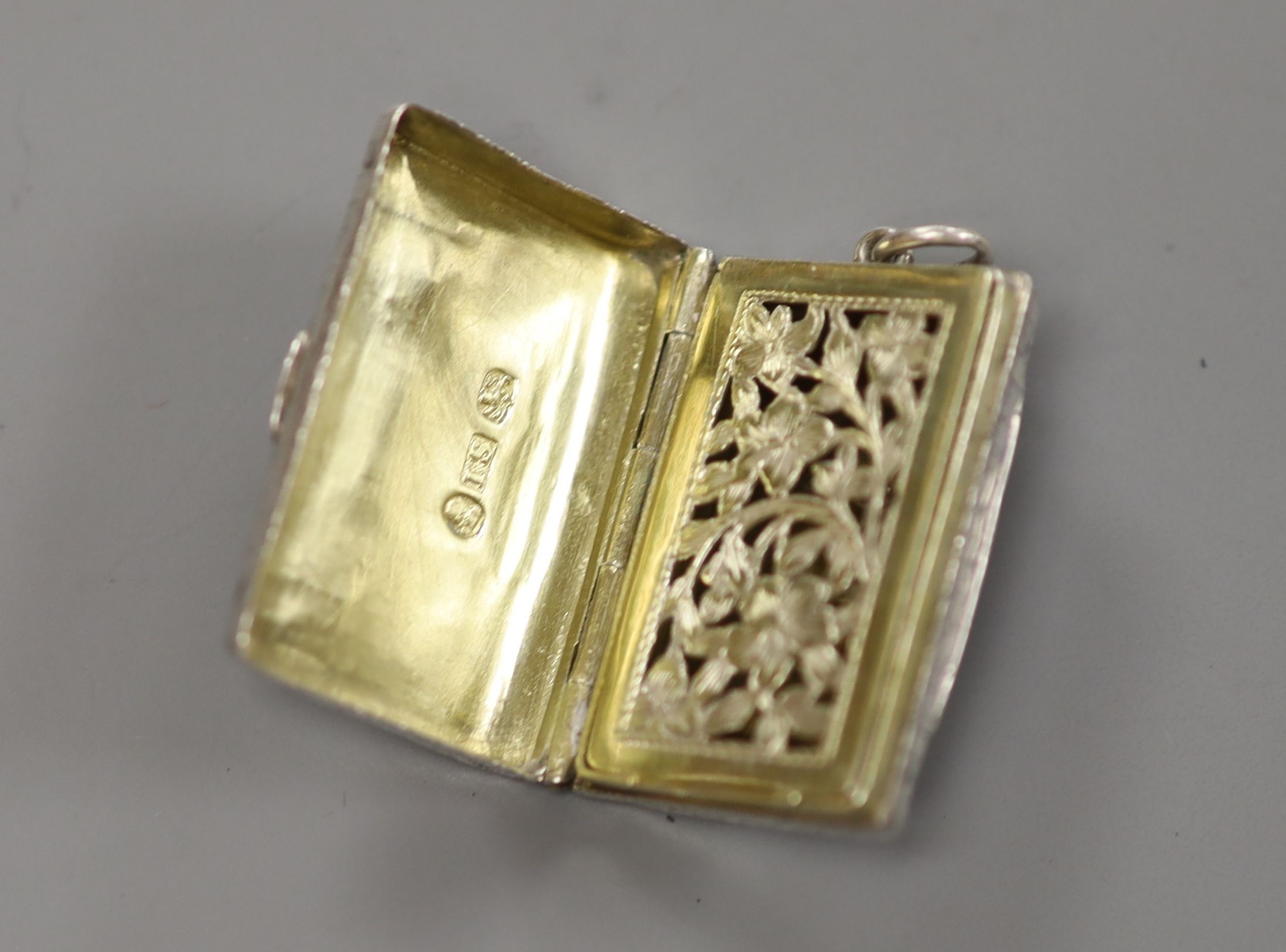 A George III engraved silver vinaigrette, modelled as a satchel, John Shaw, Birmingham, 1816, 31mm.